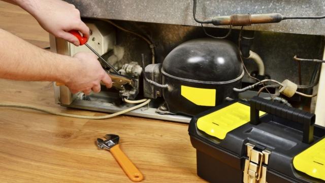 How To Address Refrigerant Leaks in A Viking Refrigerator?